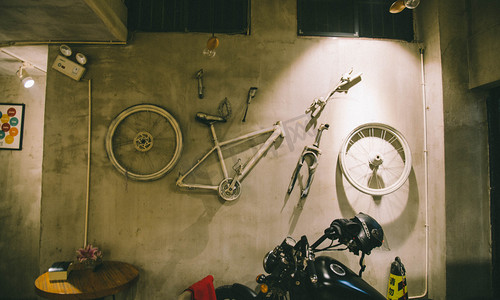 挂件摄影照片_室内墙上创意自行车挂件摄影图