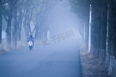 大雾马路摄影图