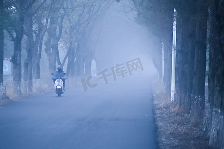 马路摄影照片_大雾马路摄影图