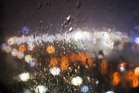 工地雨天摄影照片_隔着玻璃的雨夜