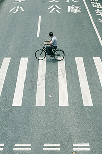 马路上骑单车的男人