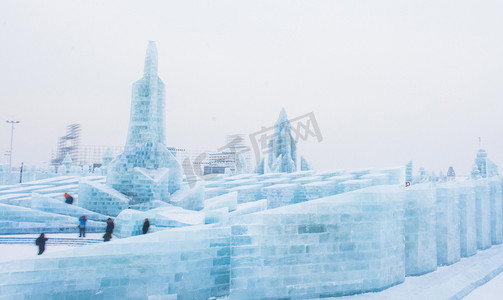 飘舞的雪花摄影照片_冰雕建筑摄影图