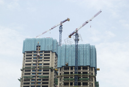 蓝天下在建中的商务楼摄影图