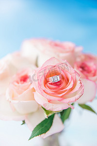 鲜花与求婚戒指摄影图