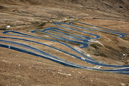 群山里盘山公路摄影图