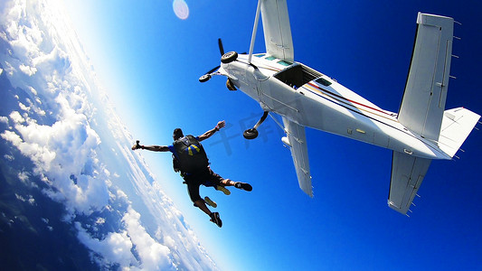 炭烧澳洲牛肋骨摄影照片_澳洲直升飞机高空跳伞摄影图