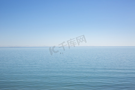 骑行青海湖摄影照片_青海湖风景区景观摄影图