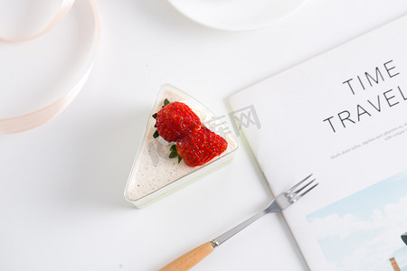 植脂奶油摄影照片_摄影图抹茶草莓小三角蛋糕