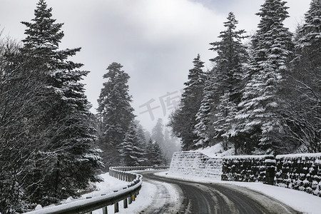 雪山公路云雾摄影图