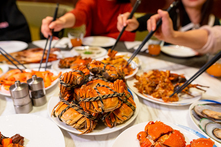 中秋国庆摄影照片_聚餐大闸蟹摄影图