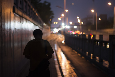 拼搏照片墙摄影照片_夜晚低头背影