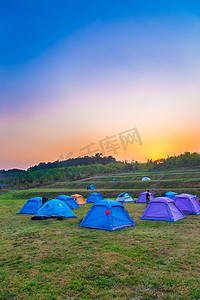 草原上露营帐篷摄影图