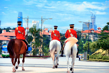 马来西亚红衣骑马骑士背影
