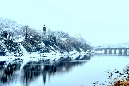 冬至摄影照片_石塔水面和雪摄影图