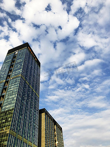 蓝天白云下的城市高楼建筑摄影图
