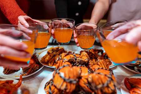 手绘新年灯笼挂饰摄影照片_朋友聚会吃饭摄影图