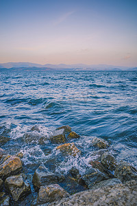 海边摄影照片_洱海边的浪花摄影图