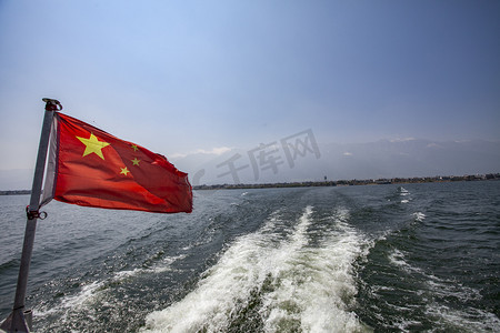 大海湖泊景观蓝天红旗摄影图