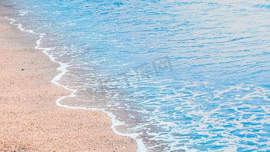 沙滩夏日旅游摄影照片_海浪和沙滩摄影图