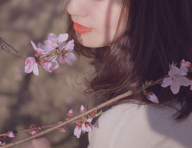 春天桃花摄影照片_春季朦胧桃花女性脸部特写