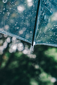 下雨雨伞摄影图