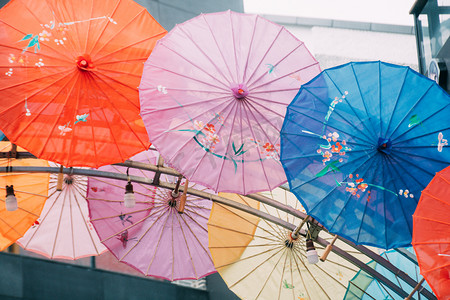 街道上装饰的花油纸伞摄影图