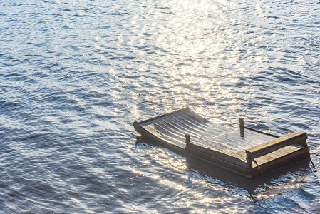 霞浦海里的小木筏
