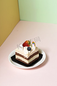 草莓奶油夹心巧克力蛋糕甜点摄影图