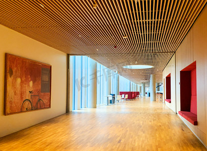 干净空旷的木质结构大厅摄影图