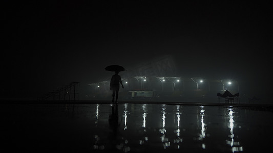 室外下 雨摄影图配图