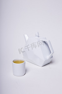 白色茶具摄影照片_白色茶壶茶杯摄影图