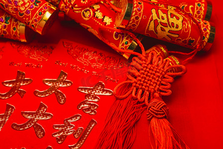 年夜饭猪年摄影照片_大吉大利中国结红色摄影图