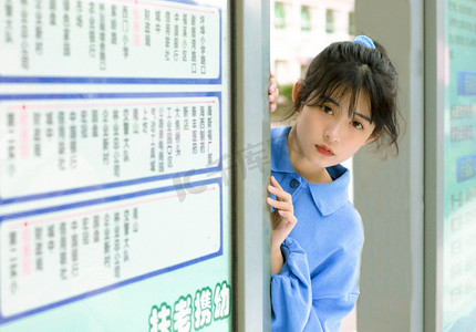 五四54青年节摄影照片_在公交车站站牌的女孩