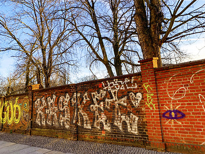 原创摄影照片_破旧的柏林墙和冬天的树干摄影图