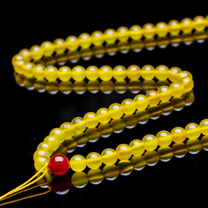 红玛瑙和黄蜜蜡串珠项链毛衣链首饰摄影图配图