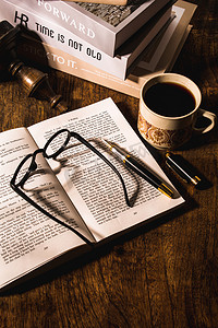 书眼镜框咖啡摄影图