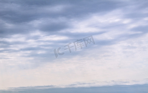 纯净阴天白云自然风景摄影图