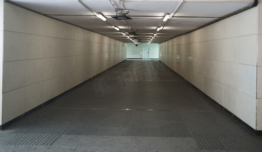 空旷无人的地下走廊摄影图