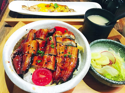 日本料理鳗鱼饭小菜摄影图