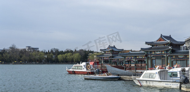 湖泊海岸风景图片摄影图