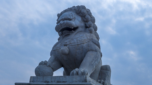 蓝天下的石狮子摄影图