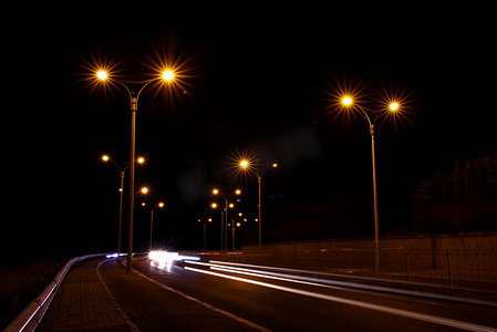 夜晚的公路摄影图