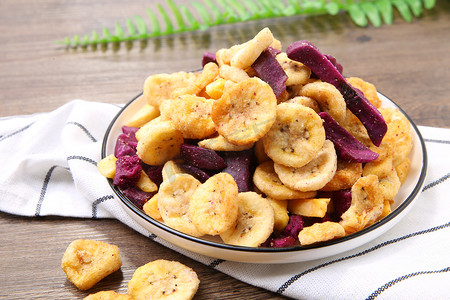 香蕉干紫薯片摄影图