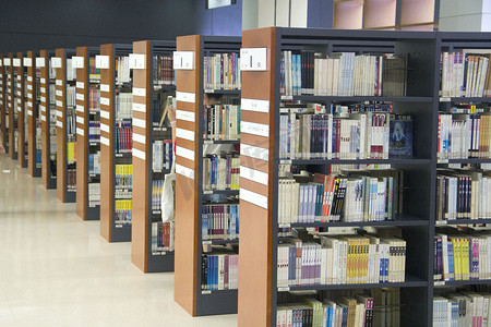 图书馆成排的书架