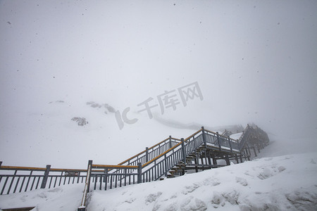 风景名胜雪峰雪景摄影图