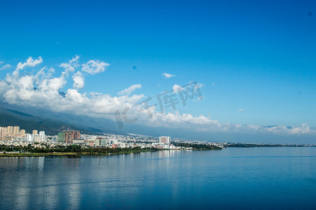 海边摄影照片_洱海边大理摄影图