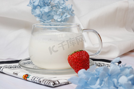 蓝色饮料摄影照片_酸奶牛奶摄影图