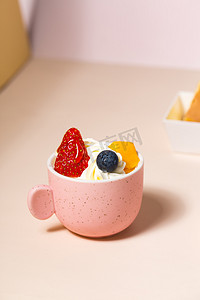 草莓卡通水果摄影照片_杯子水果蛋糕摄影图