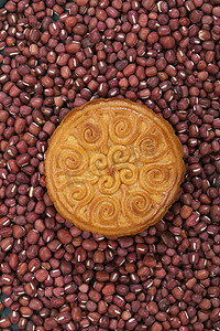 红豆馅月饼摄影图