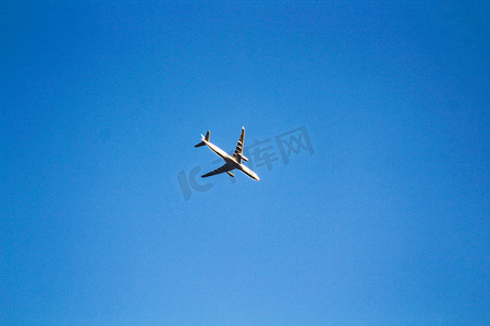 包裹飞机起落架摄影照片_飞机摄影图